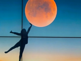 Красная луна над Землей - уникальная возможность наблюдать за розовым полнолунием