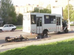 На Дніпропетровщині під колесами маршрутки загинув мотоцикліст