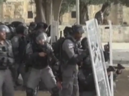 В Єрусалимі тривають жорсткі зіткнення між ізраїльською поліцією й палестинцями