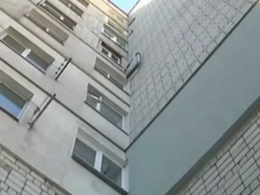 Во Львове из окна квартиры на 8 этаже выпала маленькая девочка