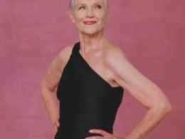 Мати Ілона Маска у 73 роки знялася в рекламі купальників