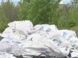 В Днепре рядом с жилыми домами нашли десятки мешков с неизвестным веществом