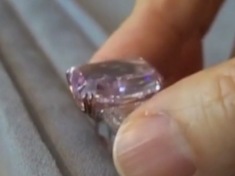 В Китае с молотка ушел самый розовый бриллиант в мире