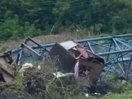 Башенный кран с водителем в кабине упал на стройке в Черновцах