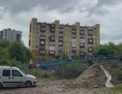В Черновцах упал строительный кран с водителем в кабине