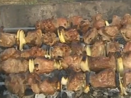 Пожарить шашлык у выхлопной трубы Лабморгини пытался человек в Китае