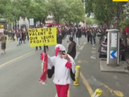Во Франции жестоко разогнали акции протеста против так называемых санитарных пропусков