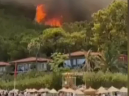 Из турецких отелей массово эвакуируют туристов из-за масштабных лесных пожаров