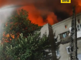 Десятки людей остались без жилья из-за масштабного пожара в жилой 4-этажке в Запорожье