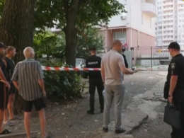Зухвале вбивство в Одесі:  у дворі багатоповерхівки невідомий розстріляв з автомату чоловіка