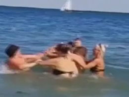 В Одессе на пляже в воде возникла массовая драка