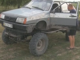 На Харківщині чоловік створив гібрид автомобіля, схрестивши УАЗ,  «9-ку» та БМВ