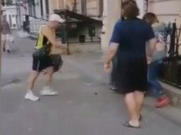В центре Одессы прохожие спасли девушку от агрессивного отца, который душил ее шею настоящим кнутом