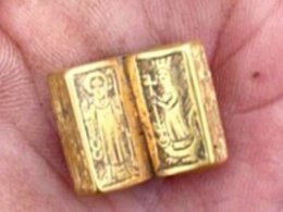 У Великій Британії знайшли мініатюрну золоту прикрасу у вигляді святого письма