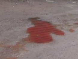 В Мариуполе переполнилась выгребная яма морга, и реки красной жидкости разлились по улице.