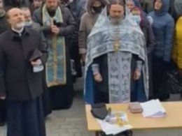 Молитвенное стояние у стен Винницкой областной администрации провели верующие украинской православной церкви