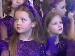 Возможность спеть со звездой получили дети во время благотворительного новогоднего концерта в Киеве