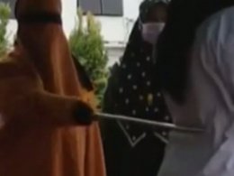 В Індонезії жінка отримала сто ударів палкою за подружню зраду