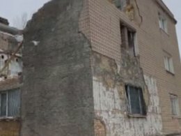 В Одессе стена печально известного дома, где произошел взрыв газа в апреле прошлого года, упала прямо на рабочих, которые разбирали ее.