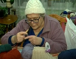 У львівському геріатричному пансіонаті самотні пенсіонерки плетуть шкарпетки, шапки та светри, які потім продають