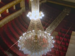Одну из самых больших театральных люстр в мире, украшающую зал Одесской оперы, на 3 дня спустили в партер